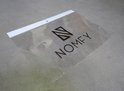 Emballage plastique transparent avec logo noir 'NOMFY'.