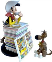 Lucky Luke met stripboeken stapel - Kunstharsfiguur - Stripfiguur - Collectoys - 18cm