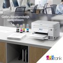 Een witte Epson EcoTank printer staat op een bureau met inktflessen ernaast. De tekst "Gebruiksvriendelijk vul-systeem" staat centraal.