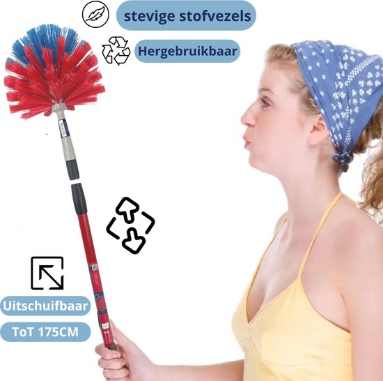 Een vrouw houdt een rode en blauwe spinnenwebbezem met uitschuifbare steel van 175 cm vast.