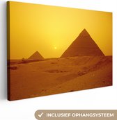 Canvas Schilderij Zonsondergang over de piramides - 60x40 cm - Wanddecoratie