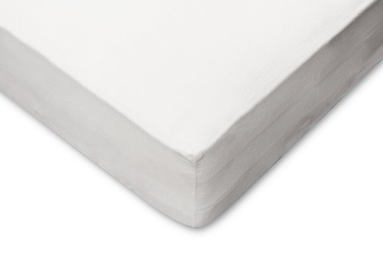 Wit molton hoeslaken, strak om de hoek van een matras gespannen.