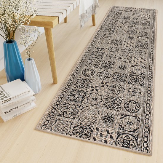 Long tapis de passage marron et noir à motifs de mosaïque dans un salon.