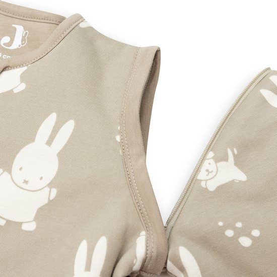Detail van de schouder en rits van een olijfgroene slaapzak met Miffy print.