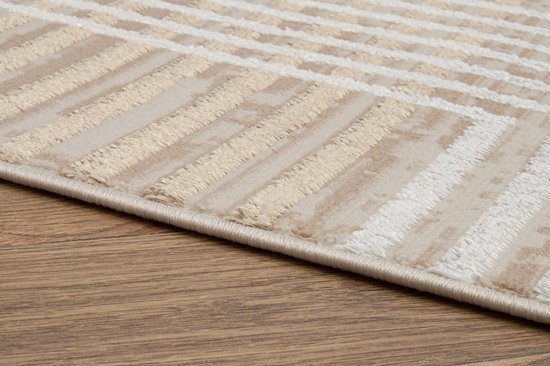 Detail van een beige en bruin vloerkleed met streepjespatroon en 3D-textuur.