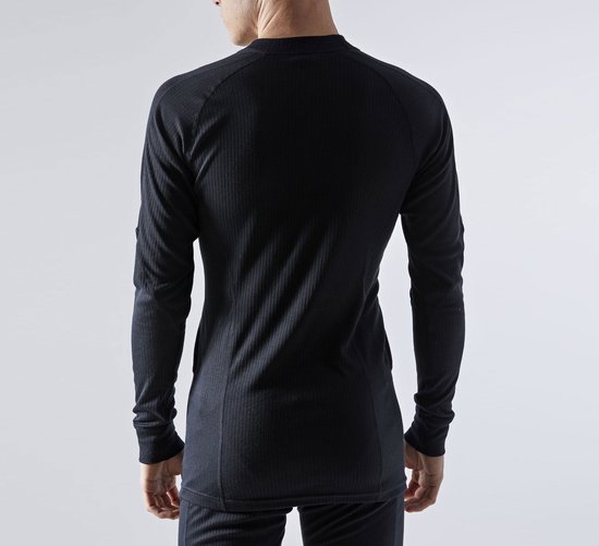 Achterkant van een zwarte longsleeve met fijne ribbelstructuur.