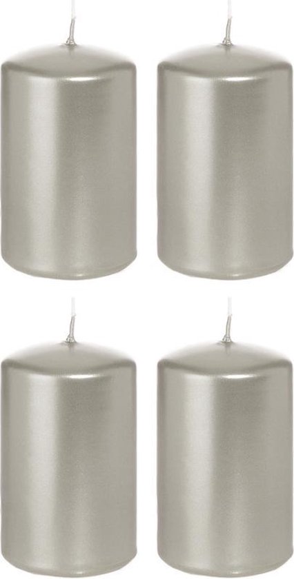 4x Zilveren cilinderkaarsen/stompkaarsen 5 x 8 cm 18 branduren - Geurloze zilverkleurige kaarsen - Woondecoraties