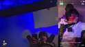 Een man ligt op de grond, blijkbaar onder invloed van blauwe verlichting, met een telefoon in zijn hand. Een gesplitst scherm toont een andere man met bloed op zijn kleding.
