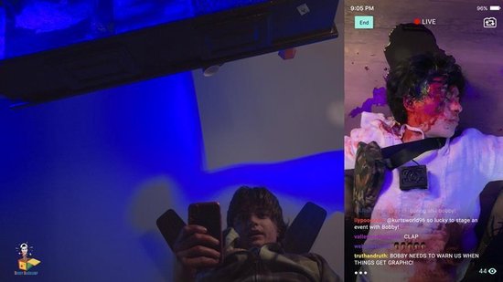 Een man ligt op de grond, blijkbaar onder invloed van blauwe verlichting, met een telefoon in zijn hand. Een gesplitst scherm toont een andere man met bloed op zijn kleding.
