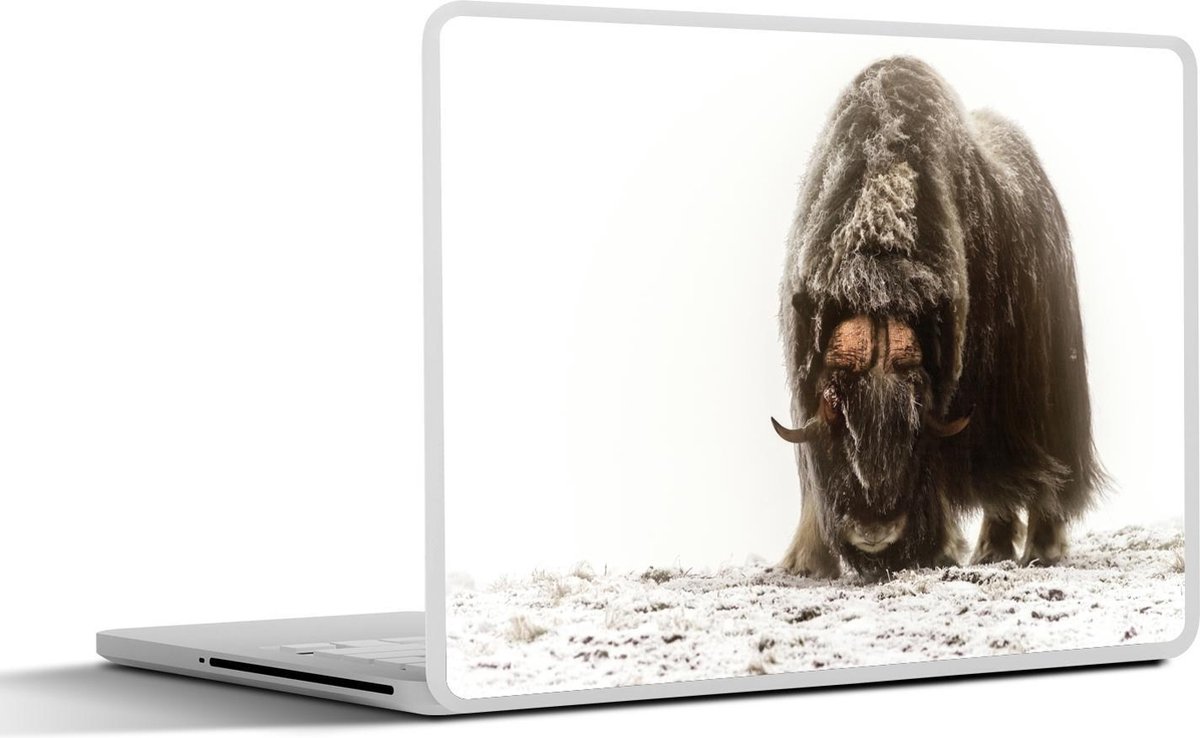 Afbeelding van product SleevesAndCases  Laptop sticker - 12.3 inch - Os met lange wintervacht in de sneeuw