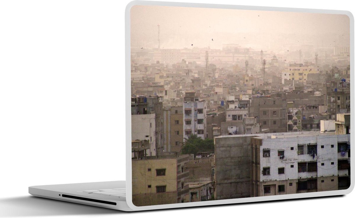 Afbeelding van product SleevesAndCases  Laptop sticker - 17.3 inch - Laagstaande zon schijnt over de stad Karachi
