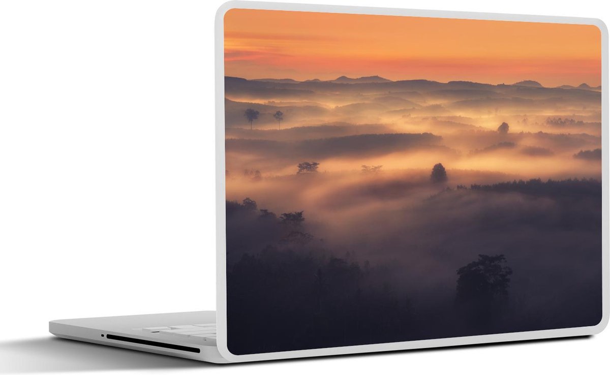 Afbeelding van product SleevesAndCases  Laptop sticker - 17.3 inch - Kleurrijke hemel boven de mist tussen de bomen
