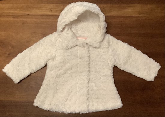 Witte imitatiebont jas met afneembare capuchon, kraag en knoopsluiting. Gevoerd met een roze randje.