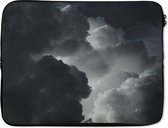 Laptophoes 15.6 inch - Zwart-witte wolken - Laptop sleeve - Binnenmaat 39,5x29,5 cm - Zwarte achterkant