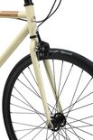 Detail van de crèmekleurige damesfiets: voorvork, voorwiel, rem, en band met opschrift 'Single Speed'.