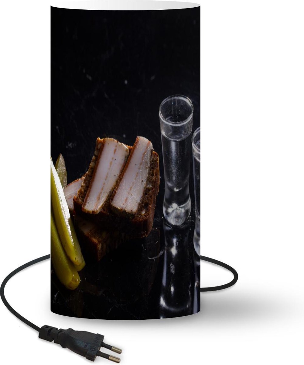 Lamp - Nachtlampje - Tafellamp slaapkamer - Twee glaasjes Wodka op een zwarte achtergrond - 54 cm hoog - Ø25 cm - Inclusief LED lamp - LampTiger