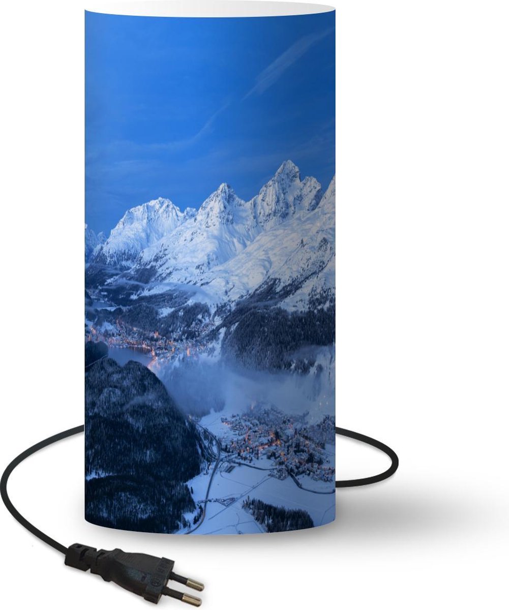 Lamp - Nachtlampje - Tafellamp slaapkamer - Dal van de Engadin in Zwitserland tijdens de winter - 33 cm hoog - Ø15.9 cm - Inclusief LED lamp