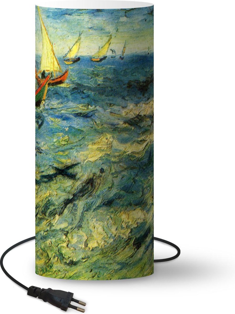Lamp - Nachtlampje - Tafellamp slaapkamer - Vissersboten op zee - Vincent van Gogh - 33 cm hoog - Ø14.3 cm - Inclusief LED lamp