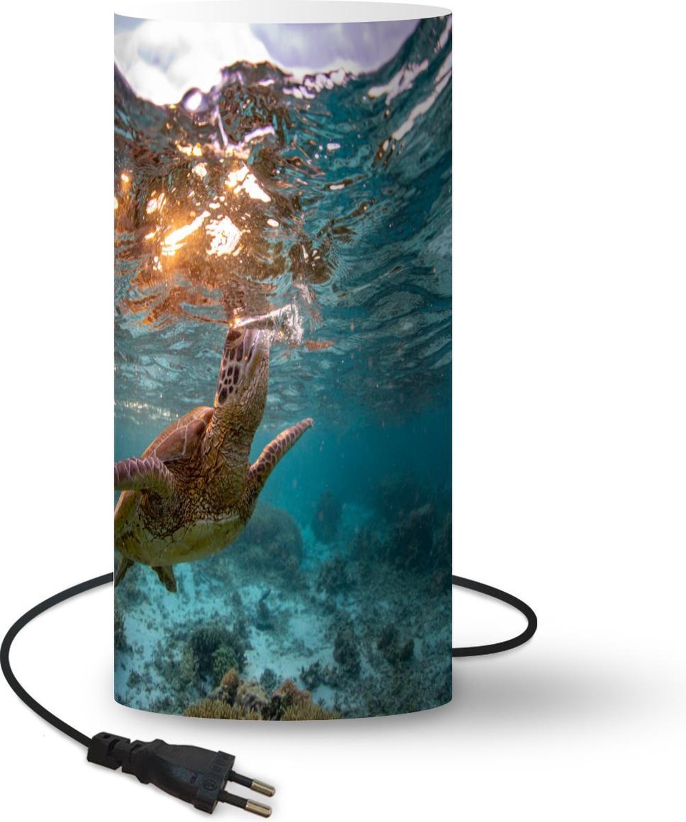 Lamp - Nachtlampje - Tafellamp slaapkamer - Zee - Schildpad - Kleuren - 33 cm hoog - Ø15.9 cm - Inclusief LED lamp