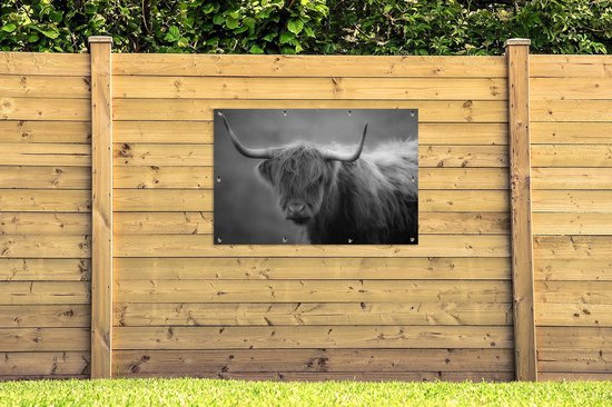 Tuinposter - Tuindoek - Tuinposters buiten - Schotse hooglander bij een berg - zwart wit - 120x80 cm - Tuin