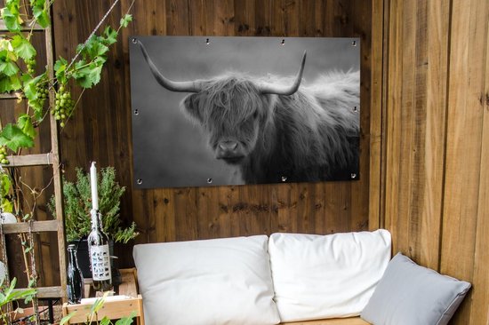 Tuinposter - Tuindoek - Tuinposters buiten - Schotse hooglander bij een berg - zwart wit - 120x80 cm - Tuin