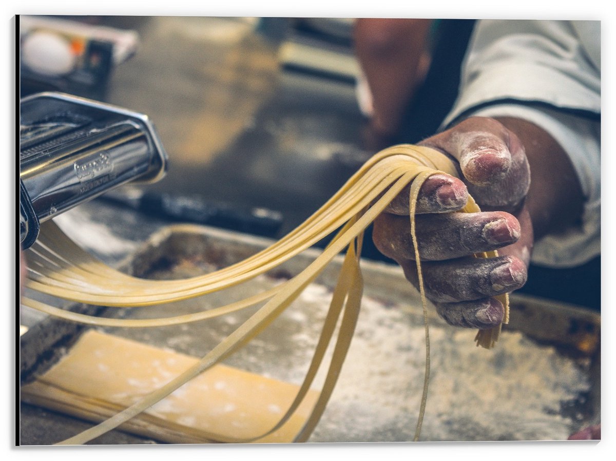 KuijsFotoprint Dibond - Spaghetti Makende Man - 40x30cm Foto op Aluminium (Wanddecoratie van metaal) Bruin