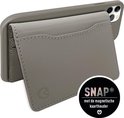 Coque de téléphone grise avec porte-cartes magnétique, avec le texte 'SNAP* avec le porte-cartes magnétique'.