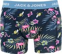 Boxershorts met donkerblauwe print van roze flamingo's, bananen en tropische bloemen. Lichtblauwe tailleband met JACK & JONES logo.