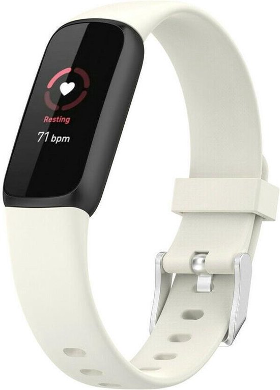 Zandwit siliconen horlogebandje met zilverkleurige gesp, om een Fitbit Luxe smartwatch.