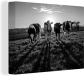 Canvas Schilderij Zonsondergang achter vier Friese koeien - zwart wit - 80x60 cm - Wanddecoratie