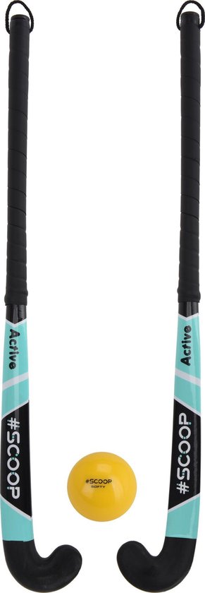 Deux crosses de hockey bleu clair avec poignées noires et une balle jaune avec '#SCOOP'.