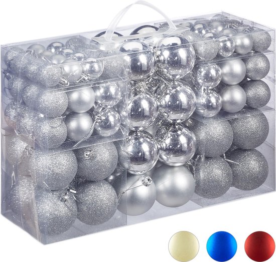 Une boîte de 100 boules de Noël argentées de différentes tailles et finitions, y compris brillantes, mates et pailletées.