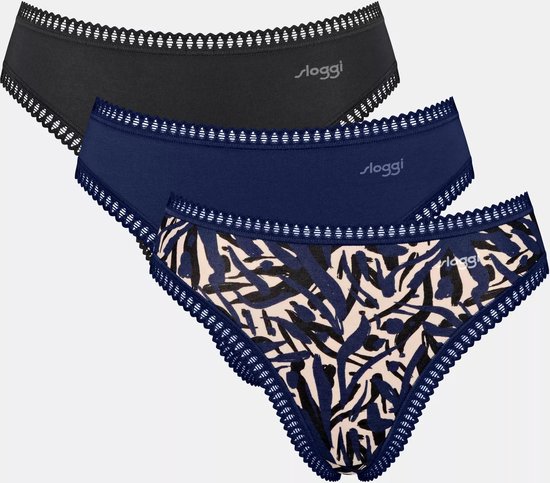 Drie Sloggi slips: zwart, effen blauw en met blauw/zandkleurige zebraprint.