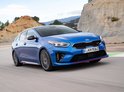 Blauwe Kia Proceed met rode accenten op de grille en dorpels.