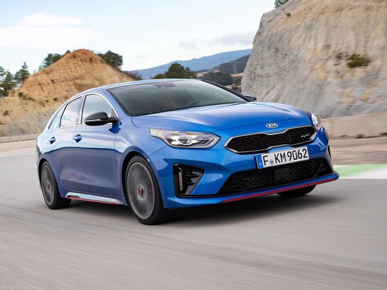 Blauwe Kia Proceed met rode accenten op de grille en dorpels.