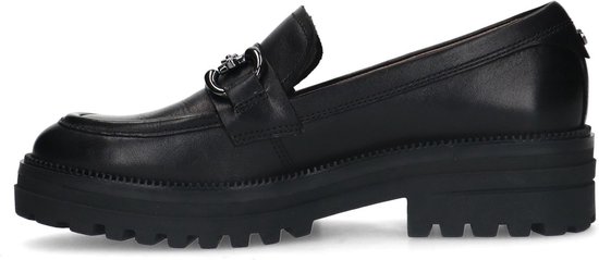 Zwarte leren loafer met zilverkleurig bitdetail en dikke zool, van de zijkant gezien.