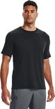 Zwart sportshirt van Under Armour met zwart logo op de borst, gedragen door een man.