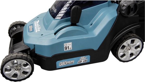Detail van de voorwielen en behuizing van een turquoise Makita grasmaaier.