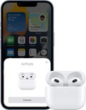 Een iPhone met een pop-up venster 'AirPods' en een open witte oplaadcase met AirPods.