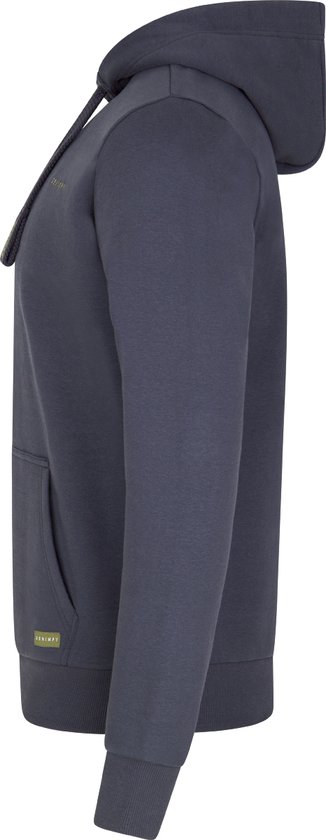 Zijaanzicht van een donkerblauwe hoodie met capuchon, opgestikte kangoeroezak en merklabel.