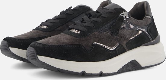 Zwarte suède sneaker met grijs mesh, ritssluiting, glanzende accenten en dikke witte zool.