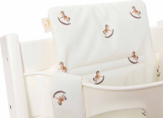 Witte stoelverkleiner met bruine wiebelpaardjes print. Jollein logo op een label.