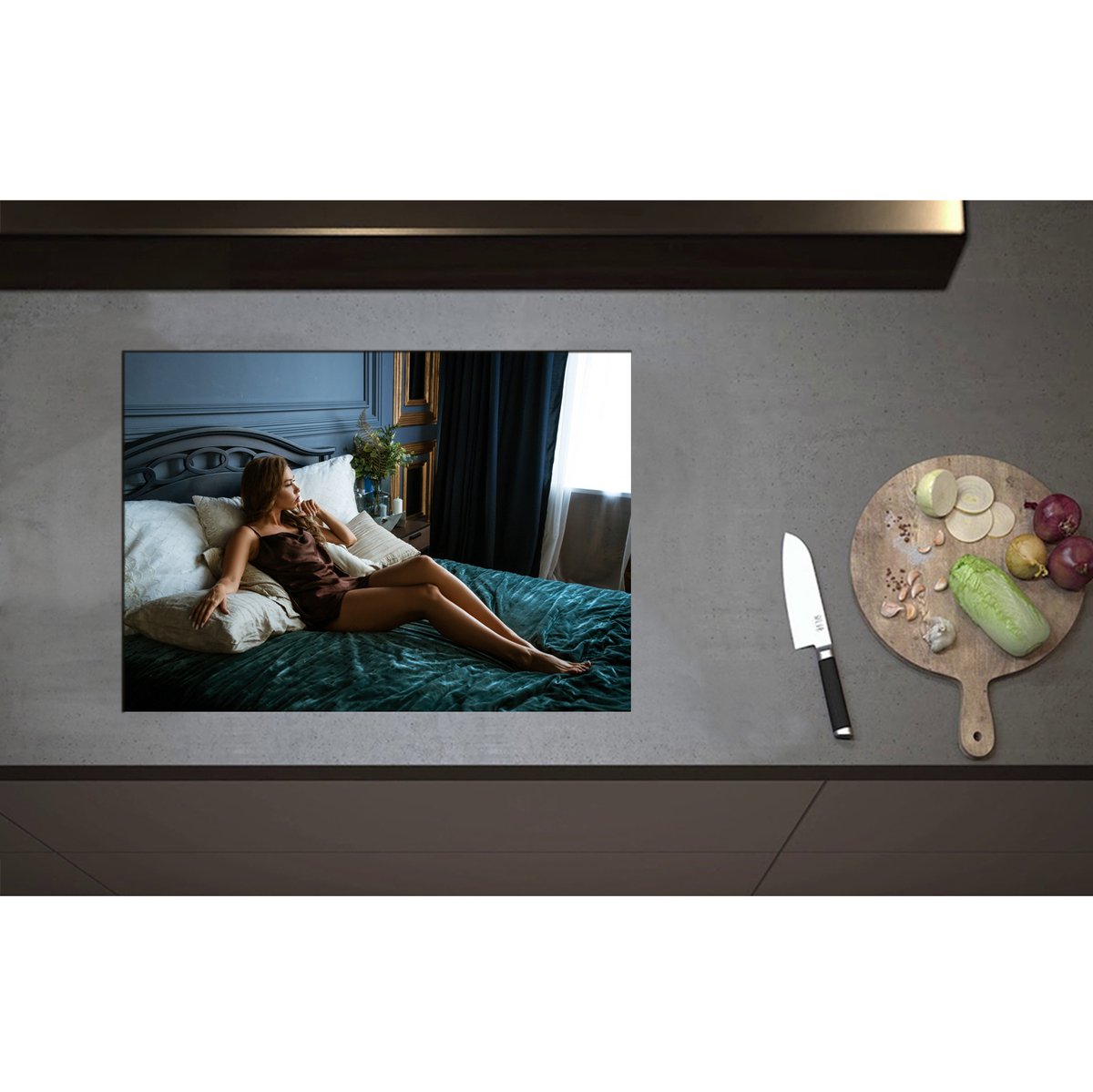 Inductieplaat Beschermer - Chique Vrouw in Satijnen Bruine Jurk op Bed - 70x50 cm - 2 mm Dik - Inductie Beschermer - Bescherming Inductiekookplaat - Kookplaat Beschermer van Zwart Vinyl