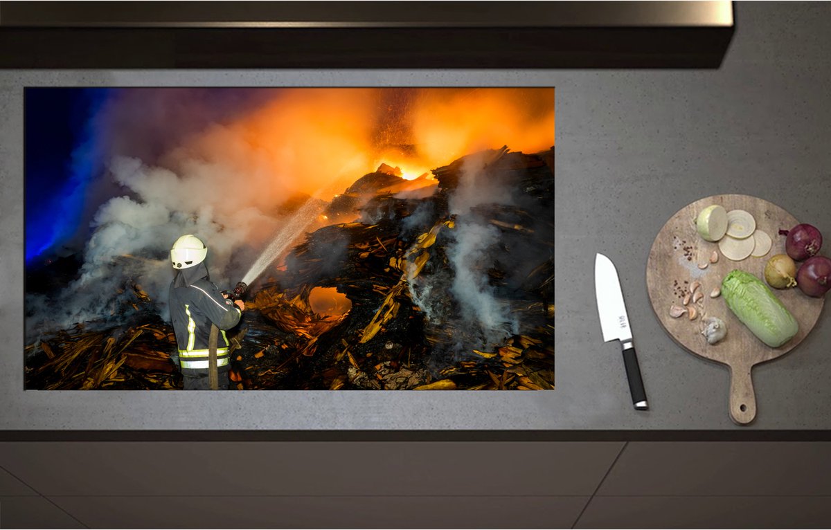 Inductieplaat Beschermer - Brandweerman in Actie bij Rampplek - 95x55 cm - 2 mm Dik - Inductie Beschermer - Bescherming Inductiekookplaat - Kookplaat Beschermer van Zwart Vinyl