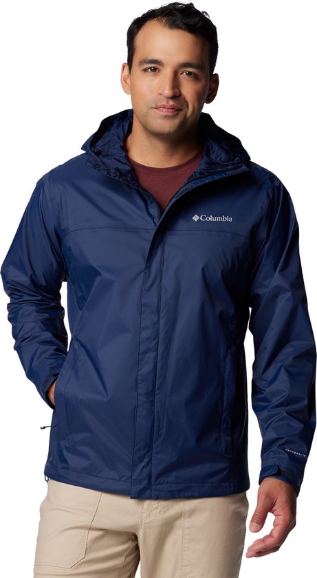 Homme en veste Columbia bleue à capuche et t-shirt rouge, logo Columbia sur la poitrine.