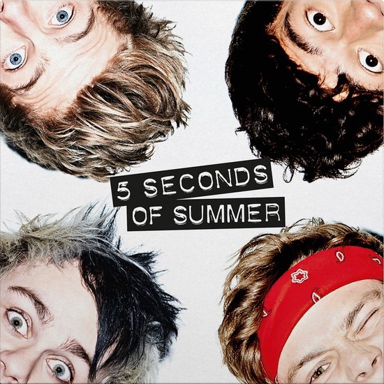 De hoes van het 5 Seconds of Summer album. Vier mannen kijken naar de camera. De titel "5 SECONDS OF SUMMER" staat in zwarte letters.