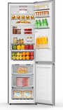 Volledig gevulde Hisense koelkast met vers fruit, groenten, dranken, diepvriesproducten en ijs.