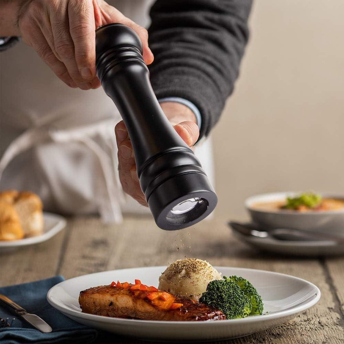 BEZORR Zout- en pepermolenset, 20,3 cm pepermolen met dienblad, Acacia-zout- en pepermolen, set van 2 met keramische molen, navulbare kruidenmolen-shakers voor koken en bakken