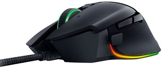 Zwarte Razer Basilisk V3 gamingmuis met groene, rode en gele accentverlichting. Heeft een geribbeld scrollwiel en een gevlochten kabel.