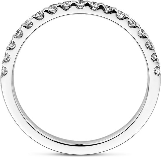 Slanke platina ring bezet met kleine diamanten.